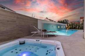 Villa Elena Deluxe in Fazana for 8 people with whirlpool & private pool only 400 m from the beach